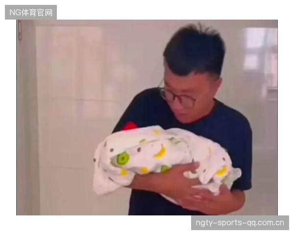 冲浪爸爸抱宝宝一起上浪画面爆红：温情与勇气的完美融合